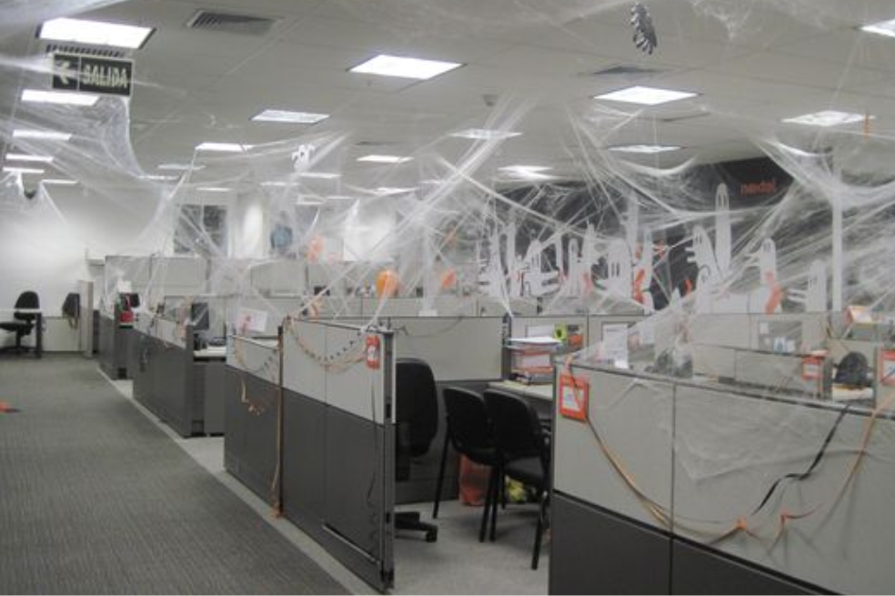 Esta es una idea en la que puedes inspirar si tu oficina es grande  y pues usar el techo para decorar.
