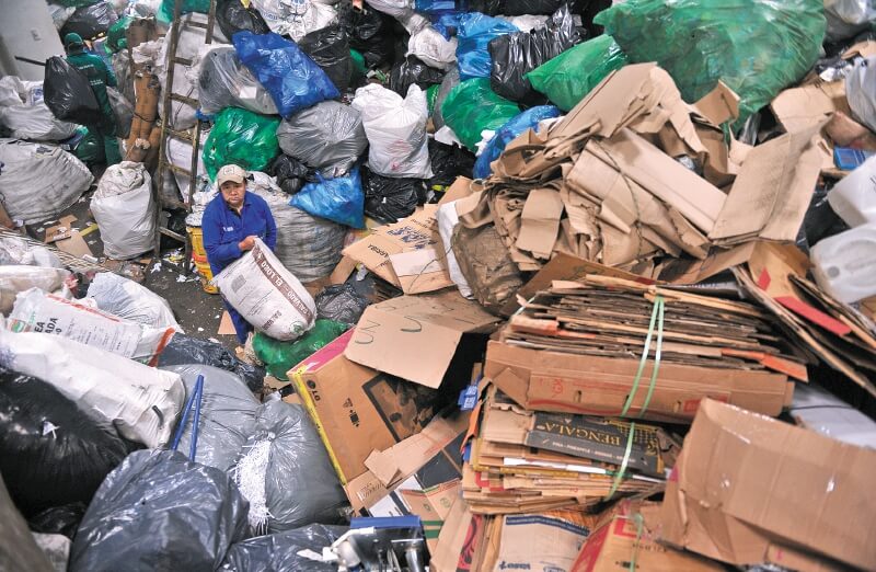 Los impedimentos para regular las bodegas de reciclaje en Bogotá