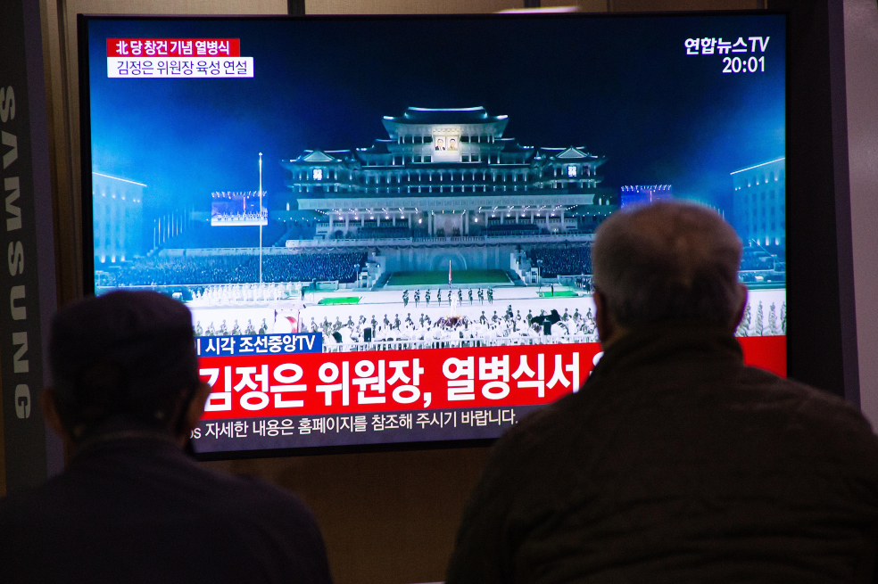 Corea del Norte muestra su poderío militar y celebra que está libre de coronavirus