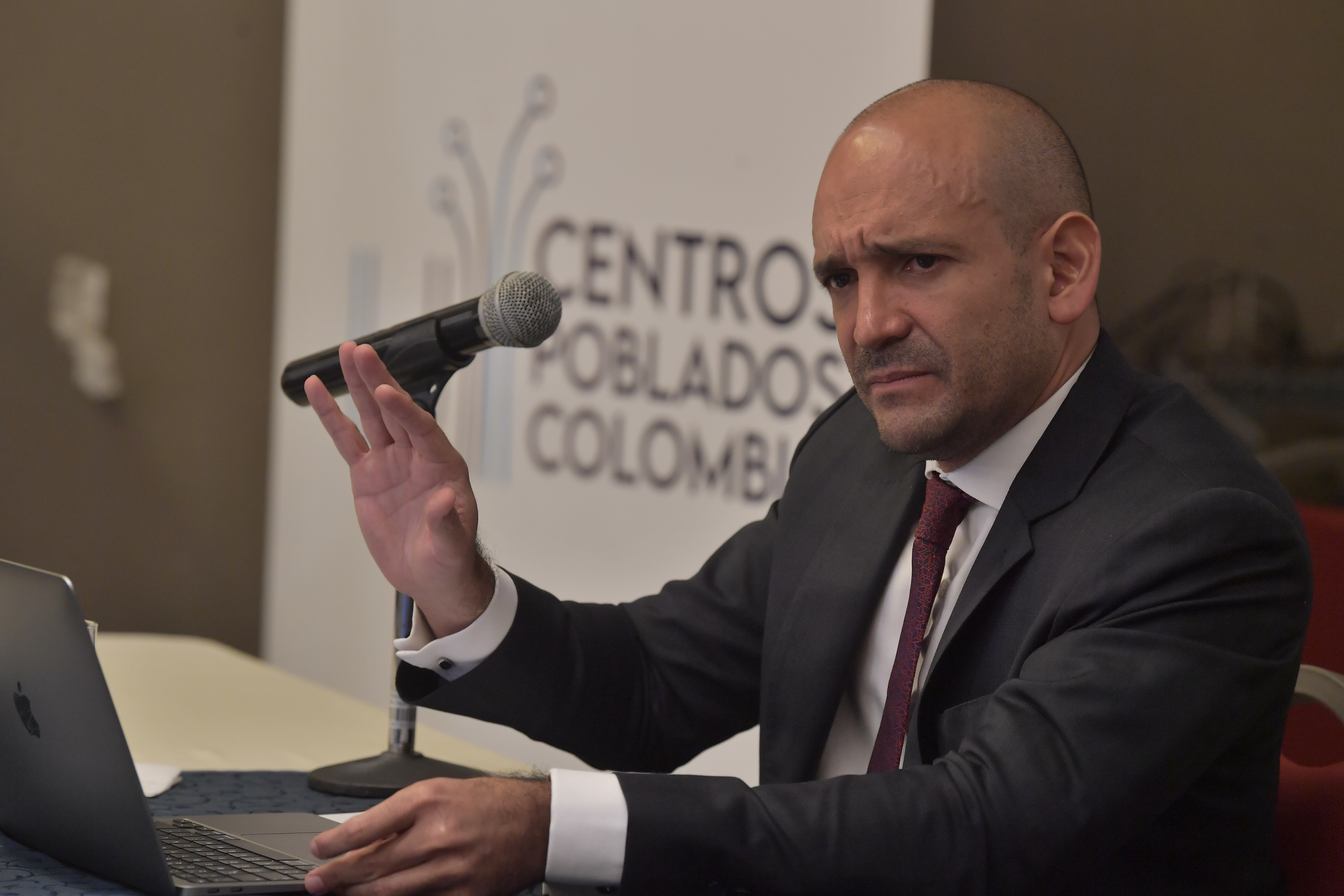 Representante legal de Centros Poblados, contratista envuelto en la polémica por las presuntas garantías falsas y otras denuncias en relación con un contrato suscrito con el Mintic para la conexión y la operación de internet en más de 7.000 escuelas rurales.