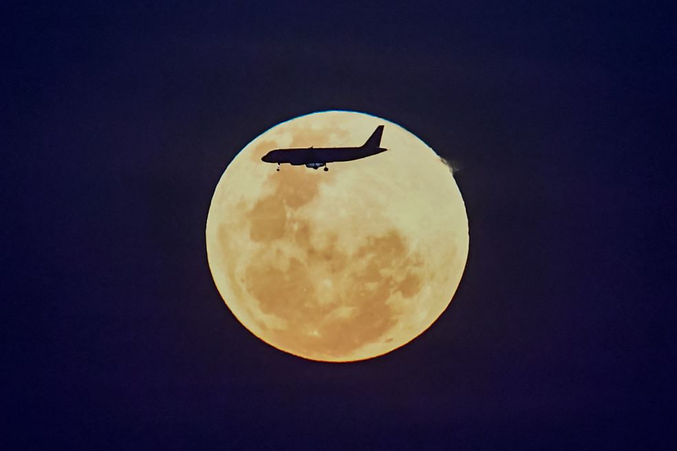 Este fenómeno astronómico es conocido porque la Luna atraviesa la penumbra de la Tierra, donde la luz del Sol se debilita,  pero no se bloquea por completo.
