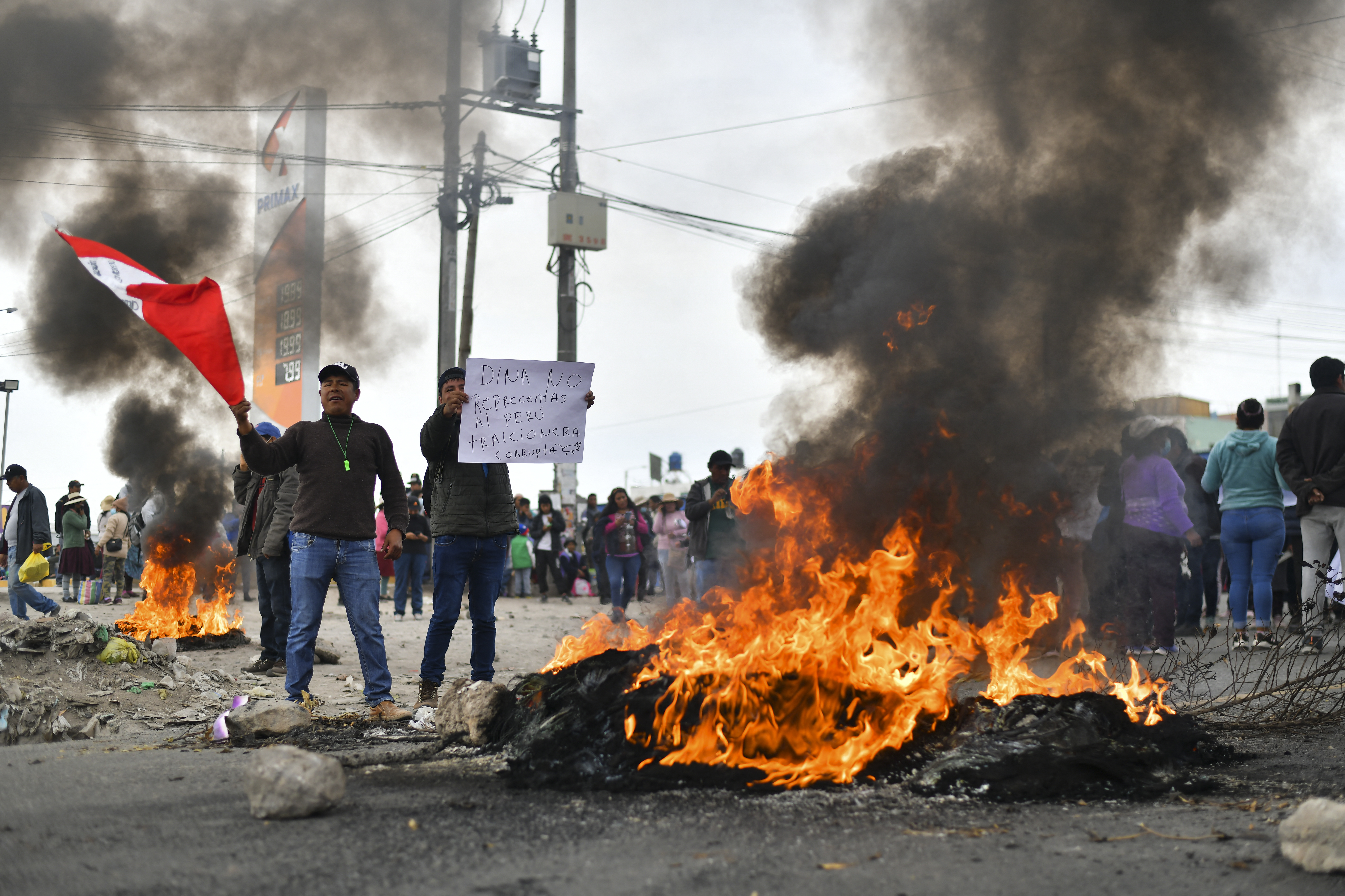 Más imágenes de las manifestaciones en el norte de Arequipa. Miles de personas se han movilizado por las calles de ciudades como Cajamarca, Arequipa, Tacna, Andahuaylas, Huancayo, Cusco y Puno, según imágenes difundidas por las televisoras locales.