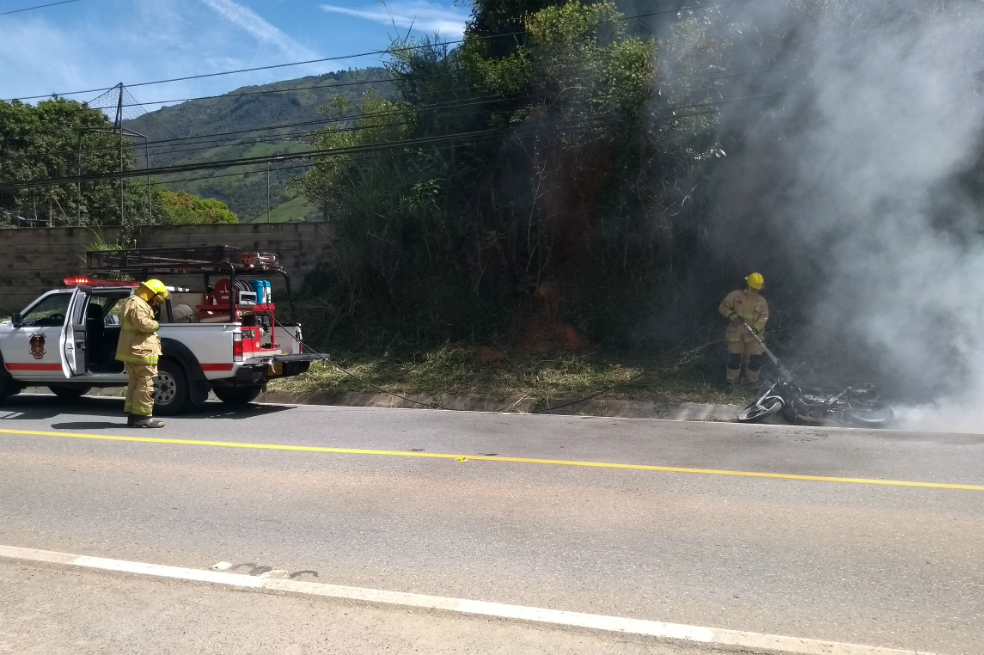 Conductor quema su moto para no recibir multa en Medellín