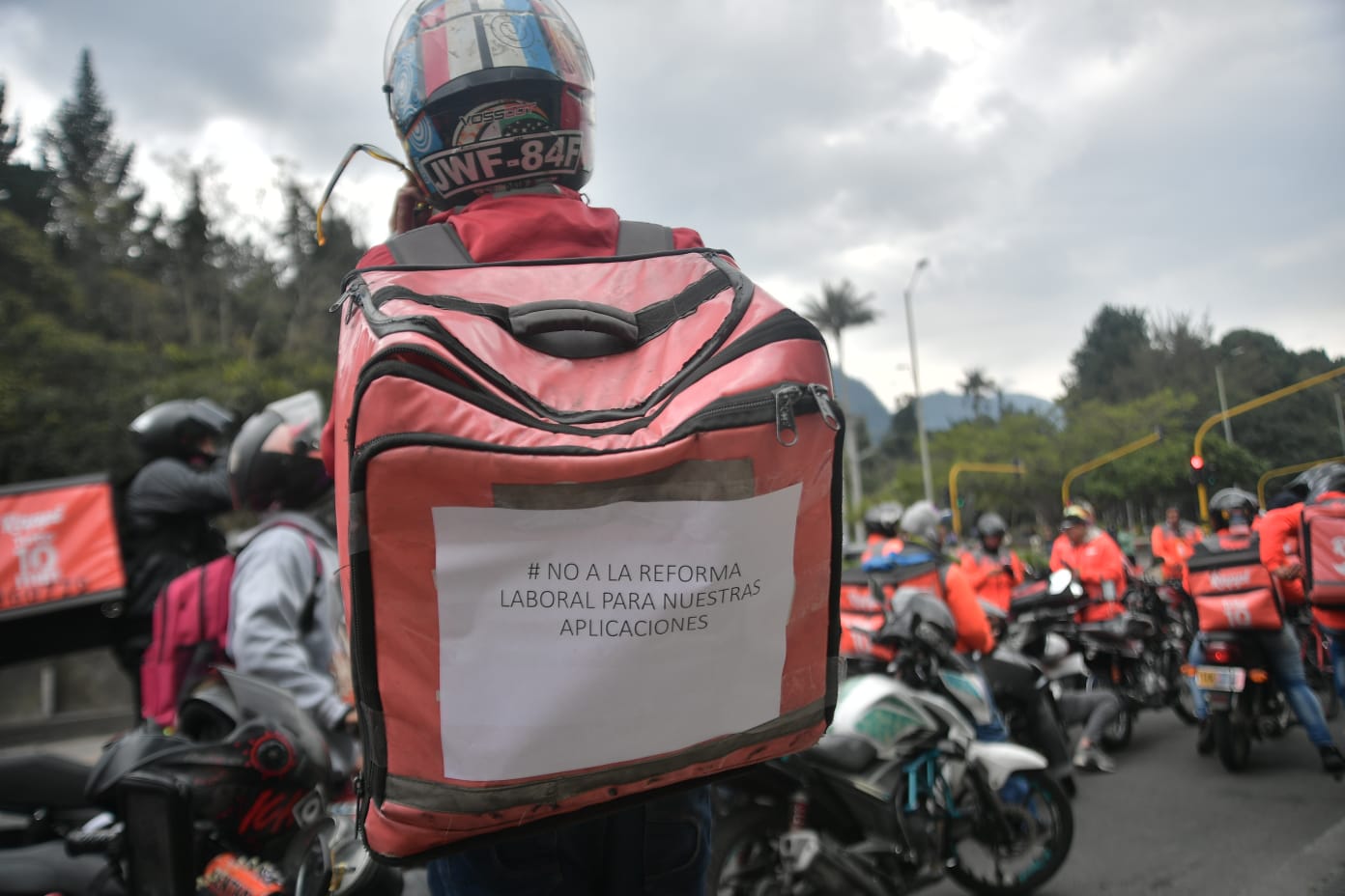Varios manifestantes señalan que la nueva reforma los obligaría a cumplir jornadas laborales de ocho horas y ya no podrían manejar sus tiempos de trabajo.