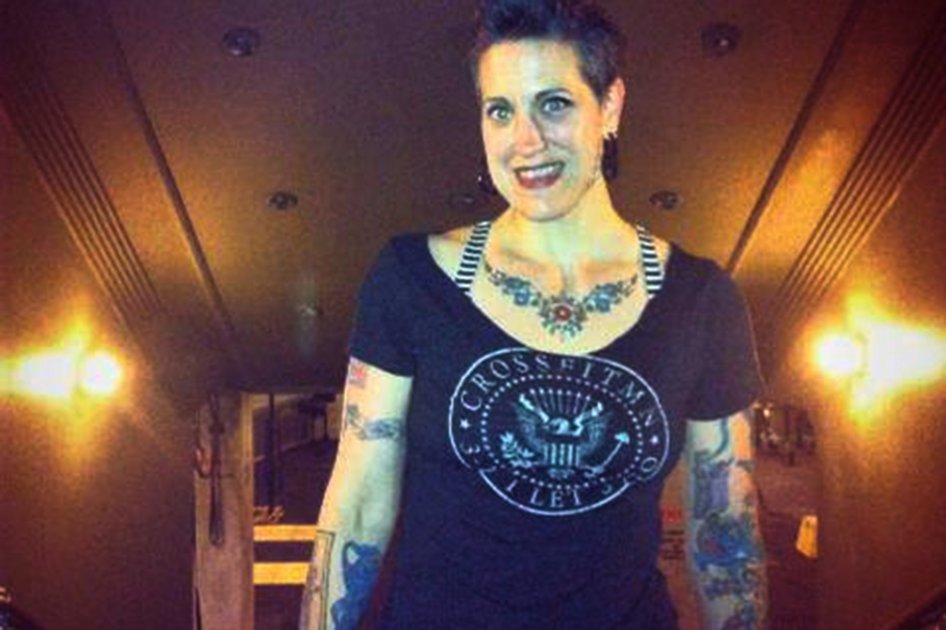 La predicadora que maldice y tiene el cuerpo tatuado