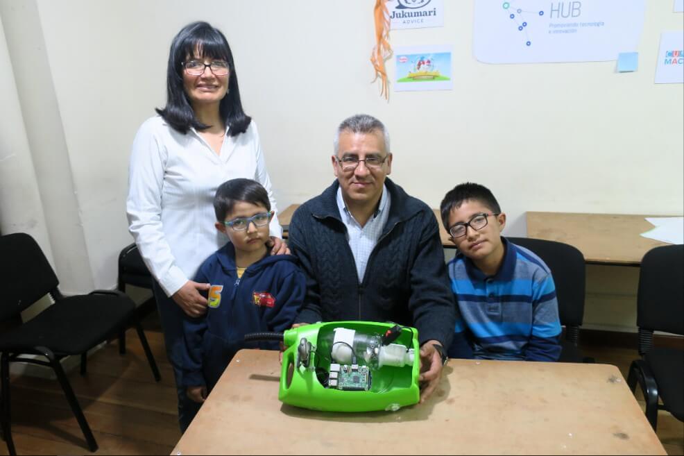 Familia boliviana presentará en Silicon Valley un dispositivo para limpiar el Titicaca