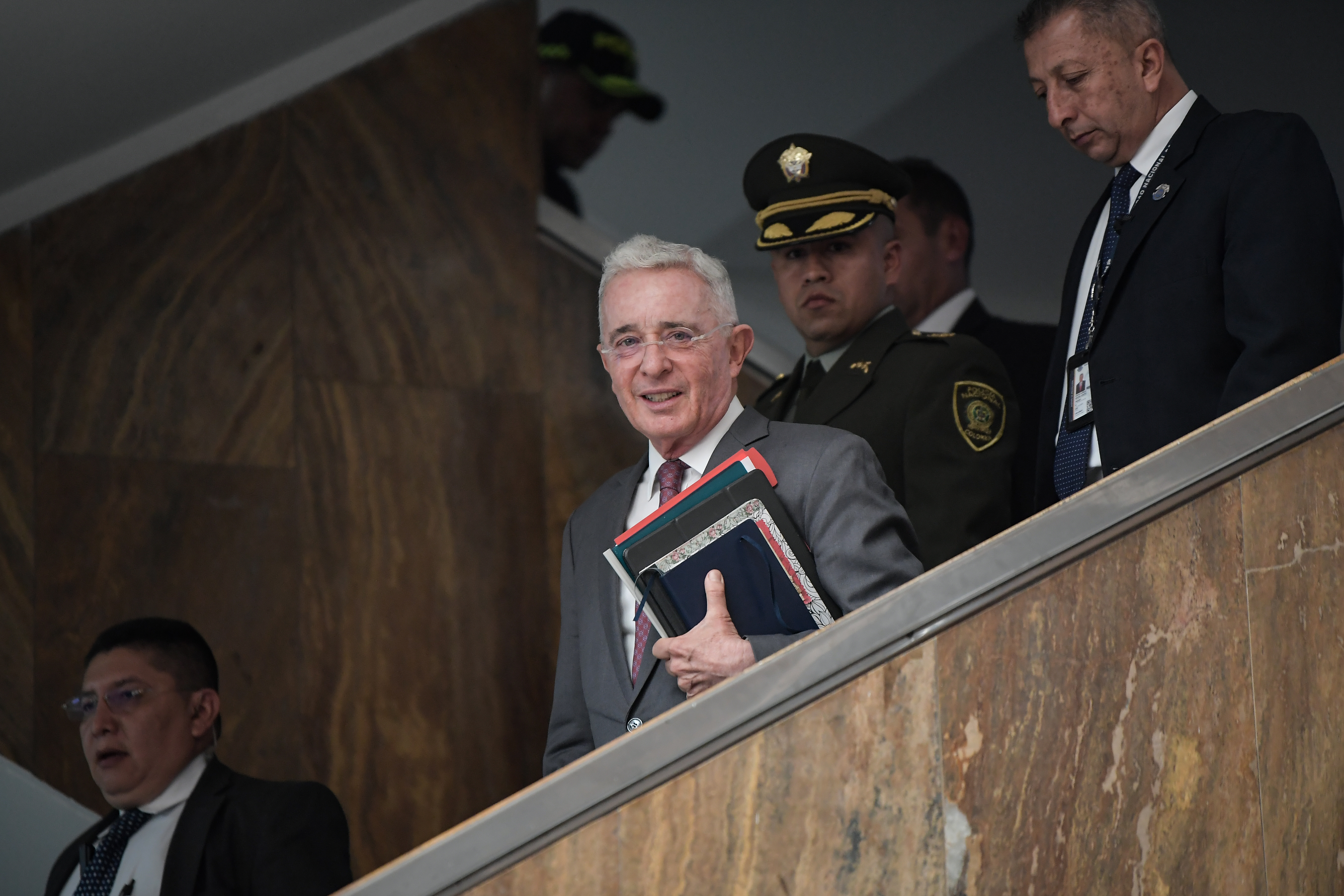 “Maniobras de dilación”: petrismo reacciona a suspensión temporal del juicio Uribe