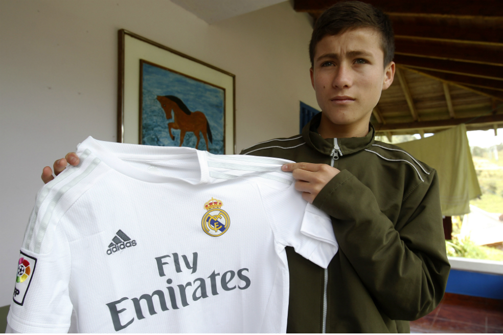 Niño que ayudó en la tragedia de Chapecoense conocerá a James y Cristiano