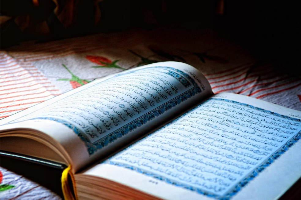 El Corán 
Es el libro sagrado del islam, que según los musulmanes es la palabra de Dios, que fue revelada a Mahoma. Está compuesto por 114 capítulos cada uno dividido en versículos. Se dice que desde su impresión en el siglo VI ha sido replicado más de 800 millones de libros. 

Es de destacar que los capítulos están organizados de acuerdo a su volumen, entonces inician por los más largos.