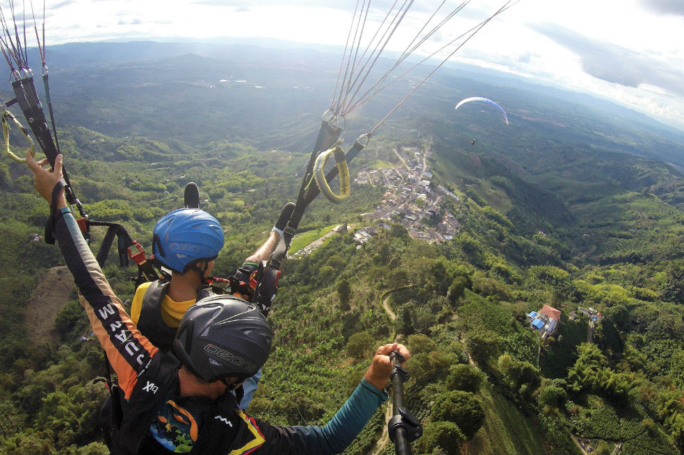 Los paisajes de Quindío invitan a verlos desde el cielo. / Sol Naciente Turismo Quimbaya,  Agencia Receptiva Agriturismo y Paisaje, Quindío Aventurero.