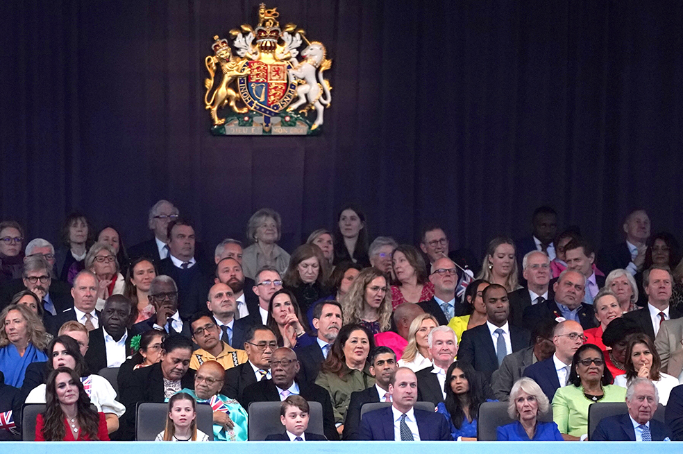 La familia real, encabezada por el rey Carlos III, la reina Camila y el príncipe de Gales, disfrutaron el Concierto de Coronación desde un palco privado con el escudo de la realeza británica al fondo.