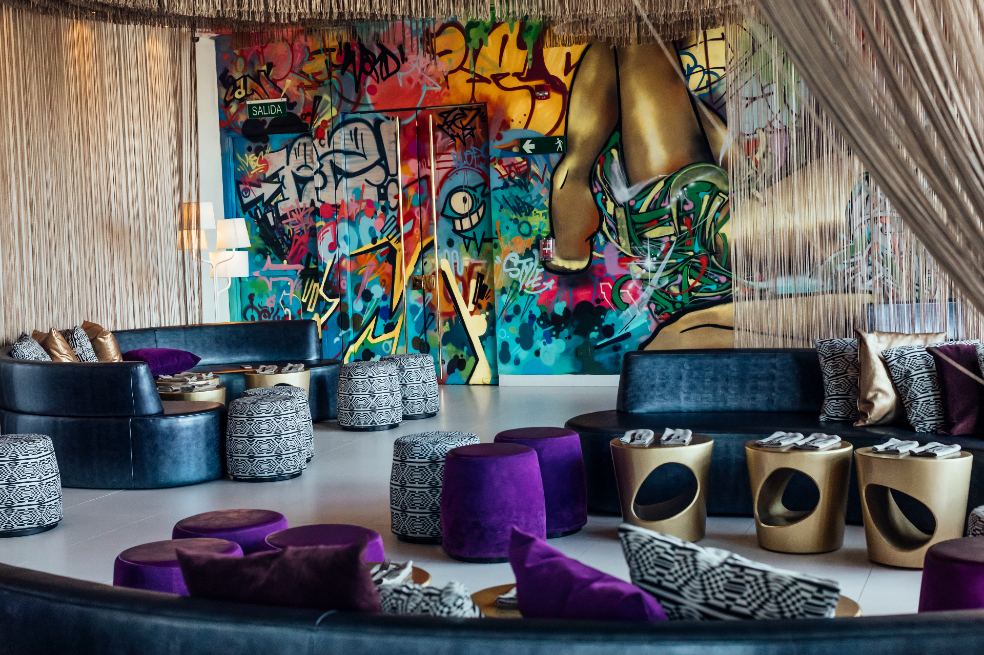 W desafía las expectativas y rompe las normas del lujo tradicional, en Bogotá quisieron añadir grafitis, muy tradicionales en Bogotá a su disruptiva decoración.