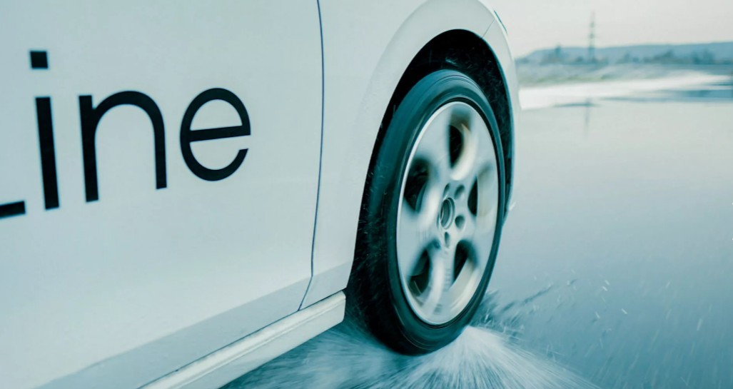 ¿Qué hacer si el carro entra en aquaplaning?