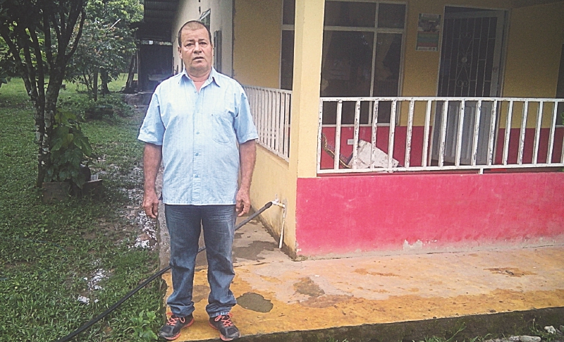 Gustavo Chavarriaga, de 69 años, vive en una parcela junto a su esposa, dos de sus hijos y su madre. / Cortesía