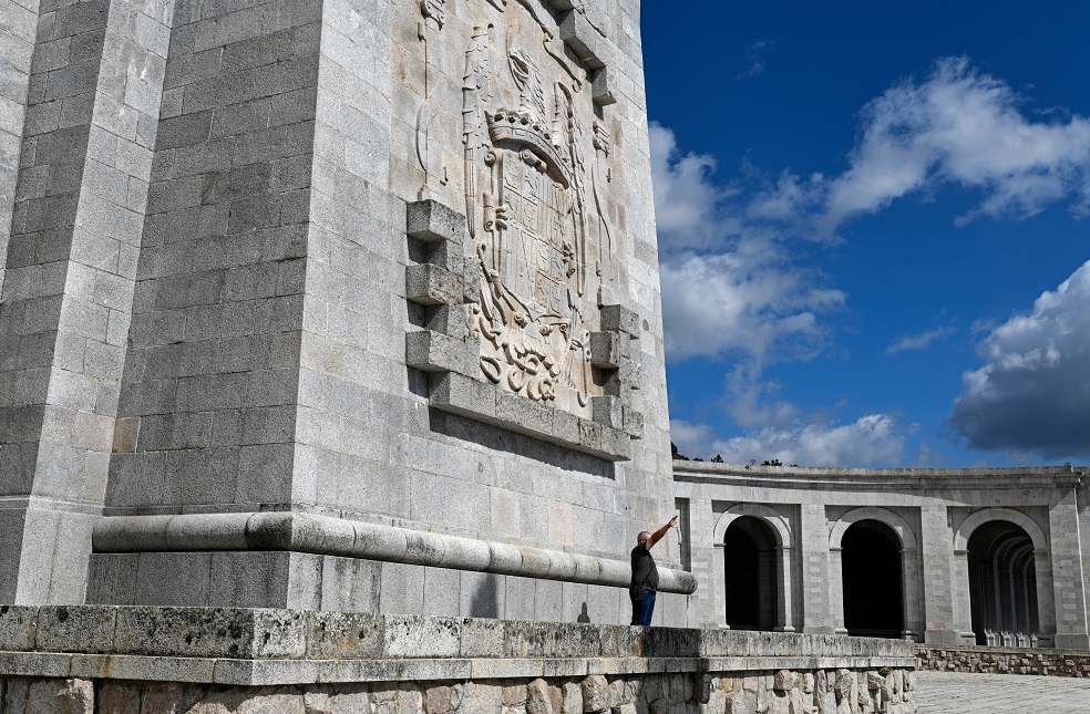Foto de archivo del 3 de julio de 2018 . Un hombre hace un saludo fascista en el Valle de los Caídos.AFPEl polémico mausoleoVencedor de la Guerra Civil (1936-1939) como el líder de los militares que se sublevaron contra la República, Franco dirigió España hasta su muerte.
