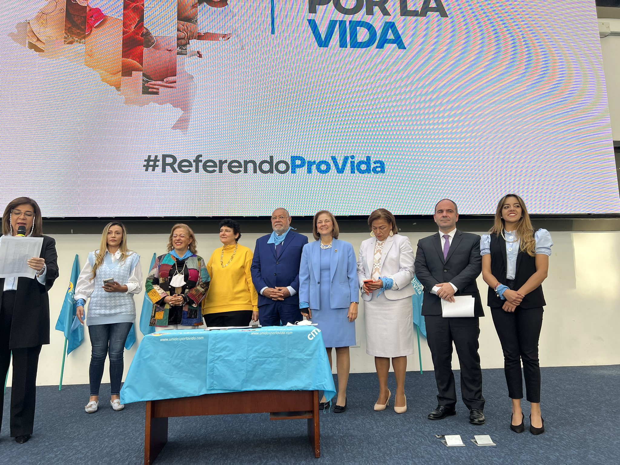 Bancada “provida” inscribió comité que busca un referendo contra el aborto