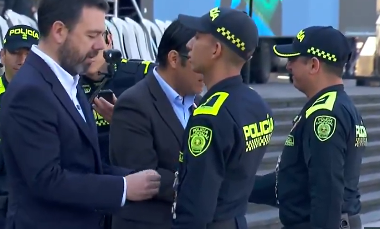 Alcalde Carlos Fernando Galán condecora al patrullero Luis Miguel Vergara, quien se enfrentó a los homicidas del empresario Jean Claude Bossard.