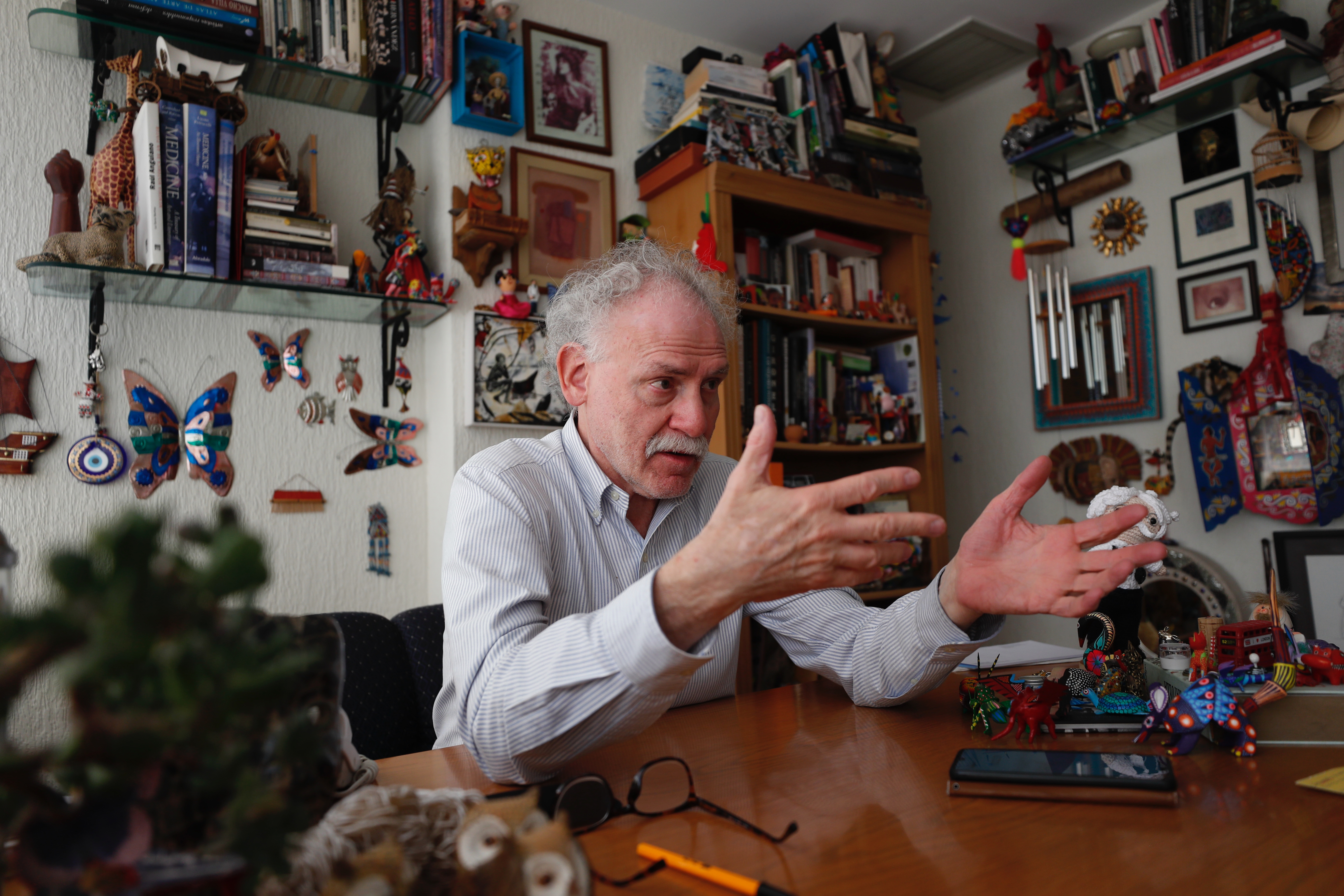 ‘La vida. Un repaso’: el lamento de un mundo enfermo, afirma el escritor Arnoldo Kraus