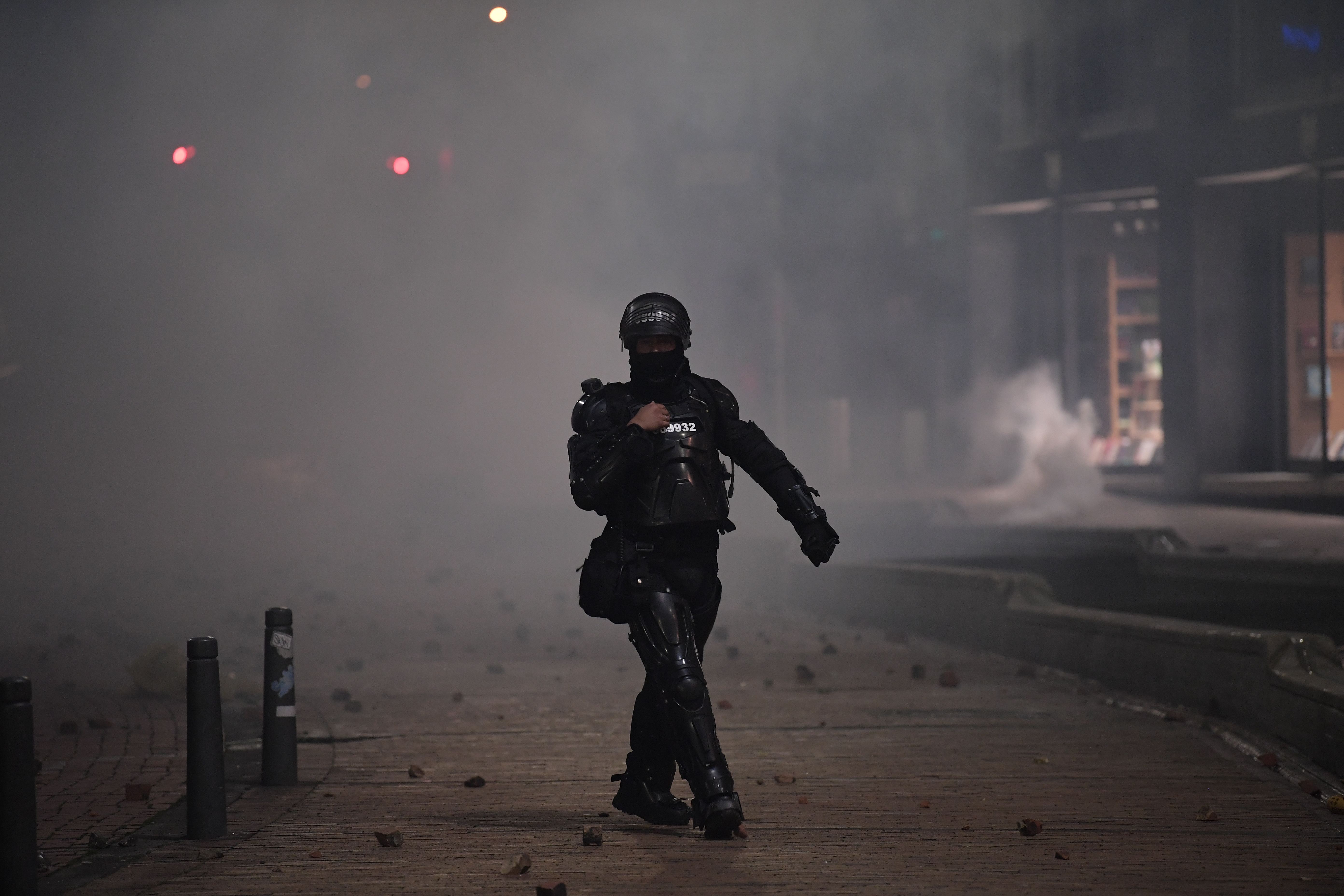 Destituyen a agente del ESMAD que pateó en la cara a manifestante del paro de 2019