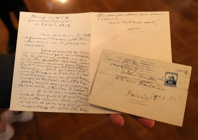 Esta fotografía de 2018 muestra una de las cartas de Joan Miró dirigida a André Breton.