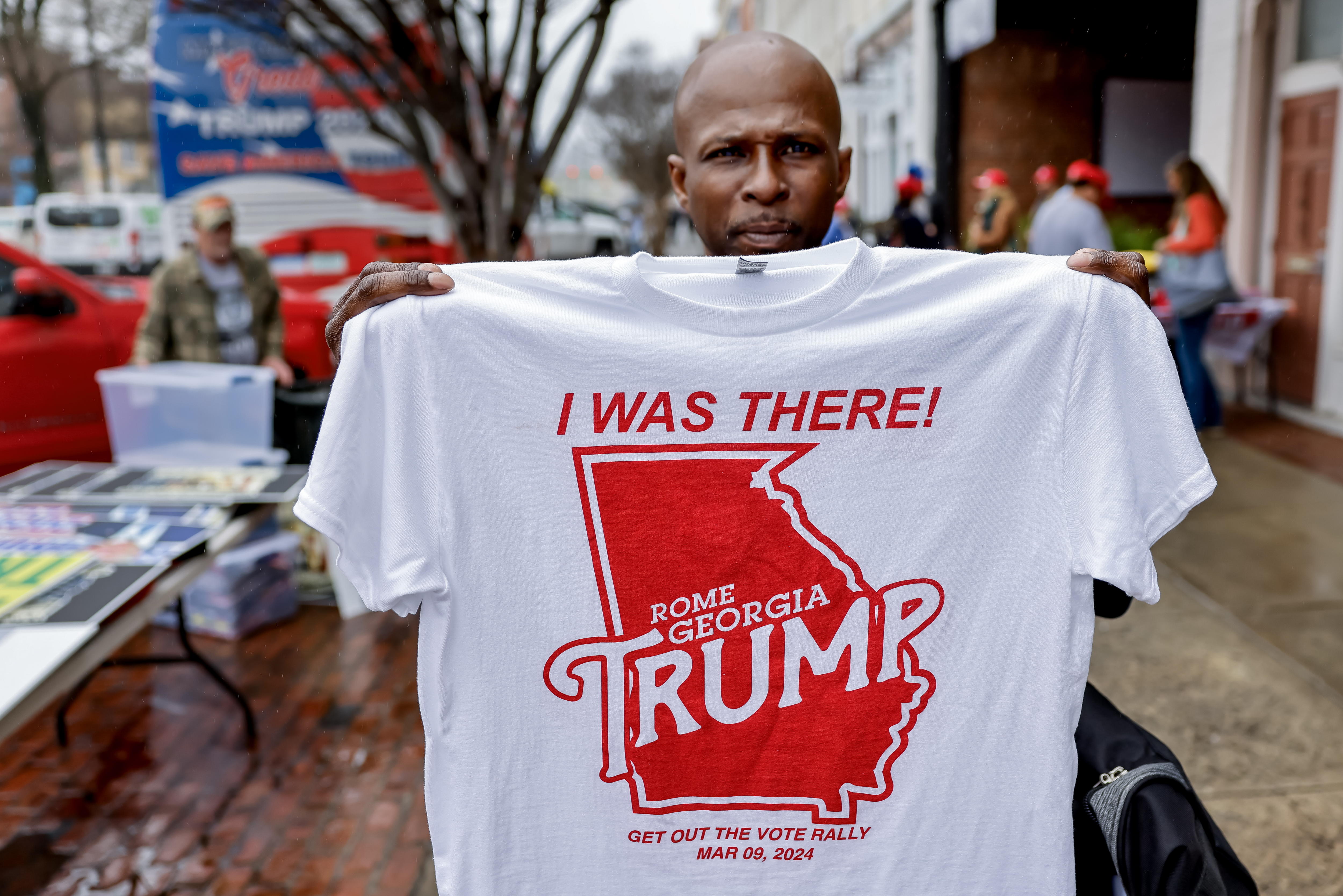 Rome (United States), 09/03/2024.- Kenny Johnson of Atlanta sells his homemade shirts to supporters before former US President and Republican presidential candidate Donald Trump participates in a 'Get Out The Vote Rally' campaign event at the Forum River Center in Rome, Georgia, USA, 09 March 2024. The Georgia presidential primary election is 12 March 2024. (Roma) EFE/EPA/ERIK S. LESSER