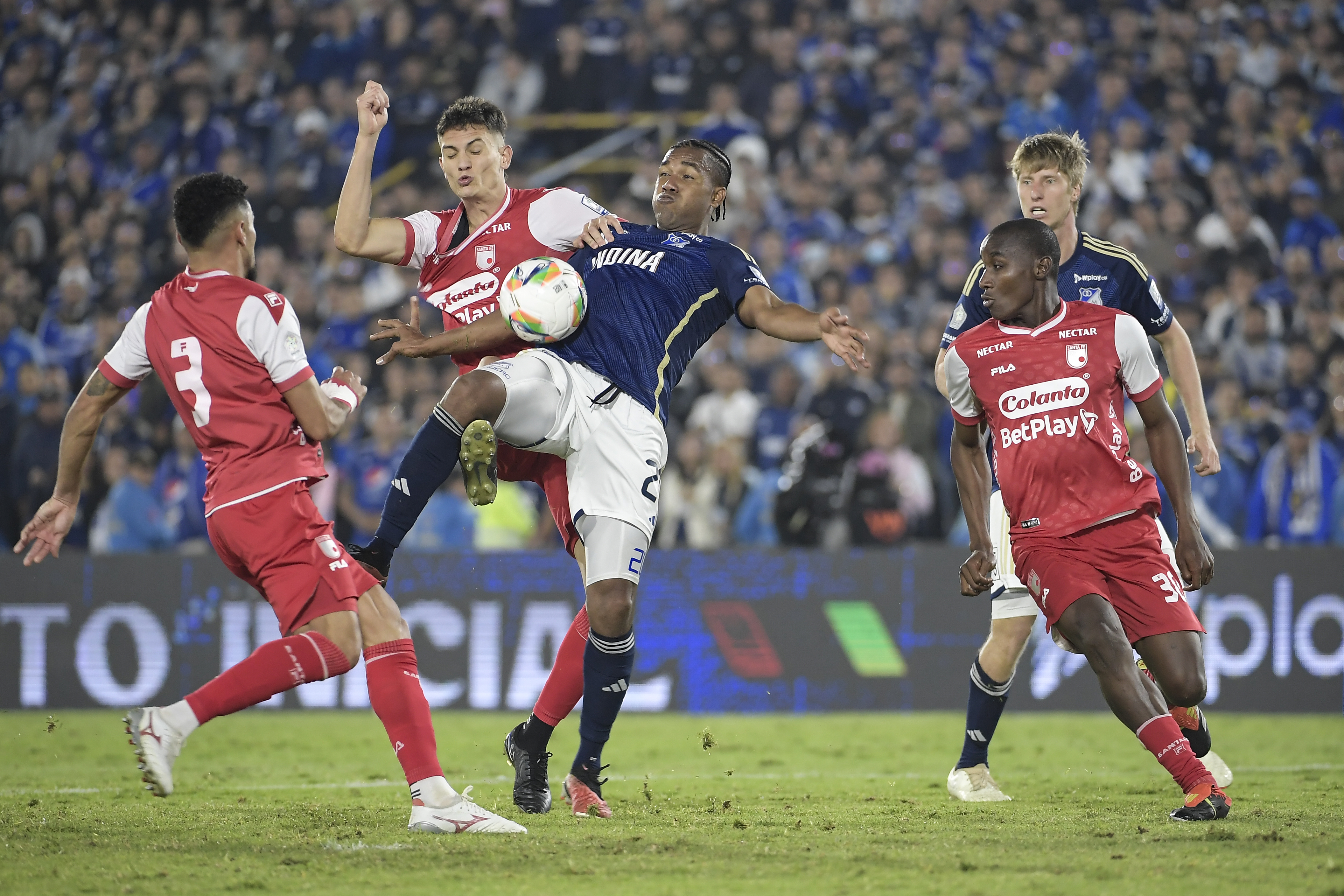 Jugador de Millonarios durante encuentro ante Santa Fe disputado en el Estadio El Campin de Bogotá por los cuadrangulares de la Liga BetPlay Dimayor