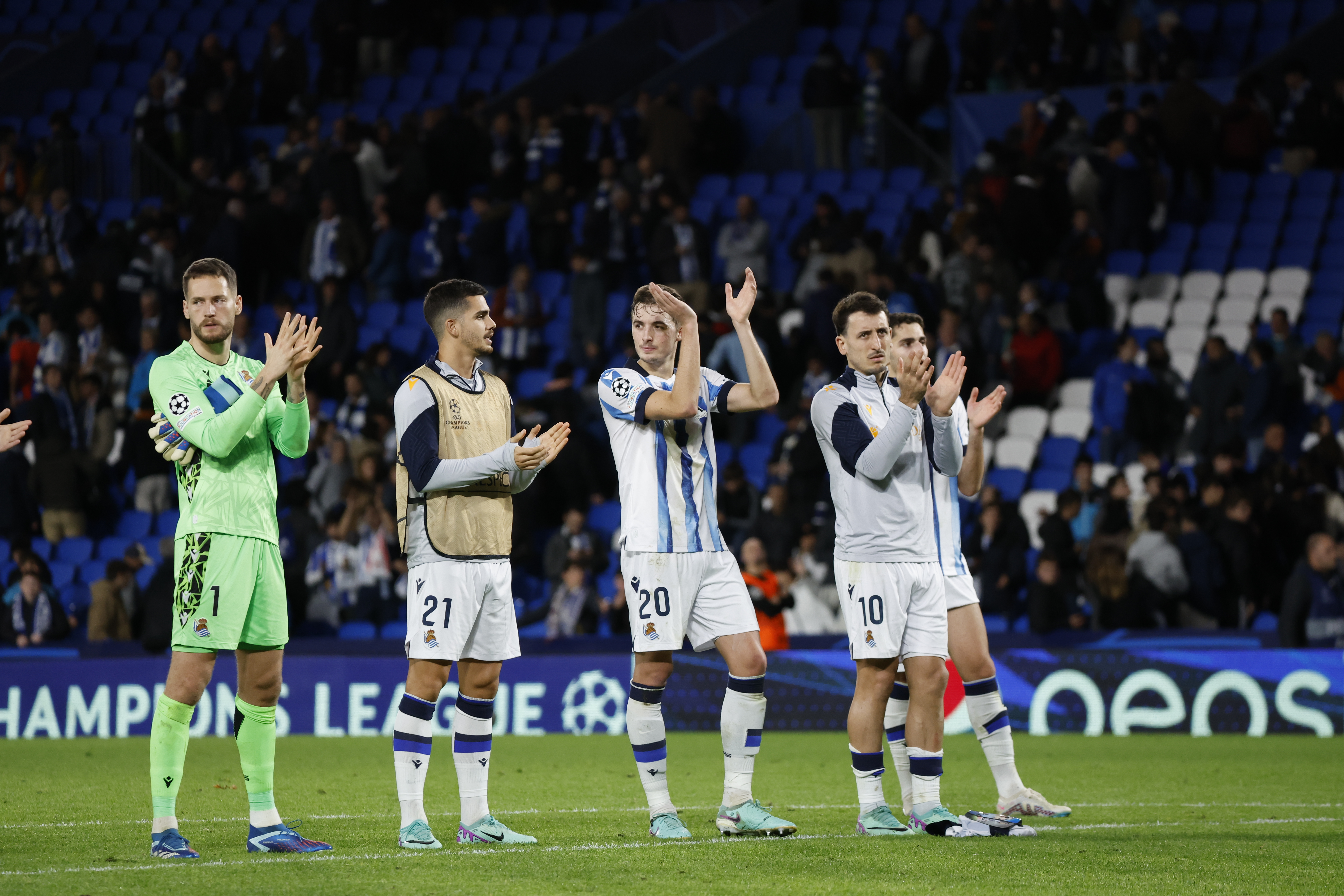 SAN SEBASTIÁN, 29/11/2023.- Los jugadores de la Real Sociedad a la finalización del partido de la fase de grupos de la Liga de Campeones que Real Sociedad y Salzburgo han disputado este miércoles en el Reale Arena, en San Sebastián. EFE/Javier Etxezarreta.