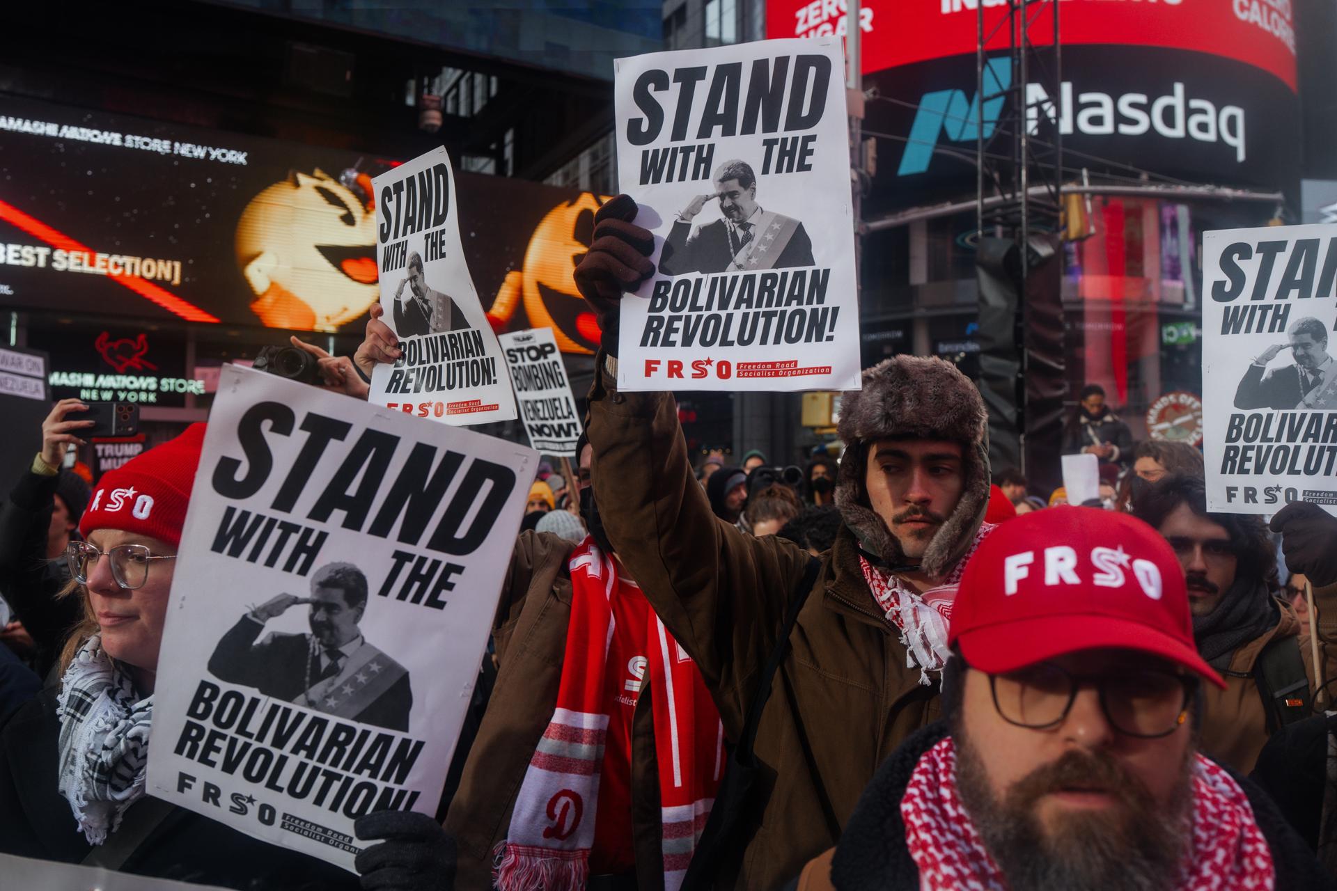 NEW YORK (United States), 04/01/2026.- Protesters hold signs in support of Venezuelan President Nicolas Maduro, during a protest against US military strikes on Venezuela, in New York, New York, USA, 03 January 2026. (Protestas, Nueva York) EFE/EPA/OLGA FEDOROVA
