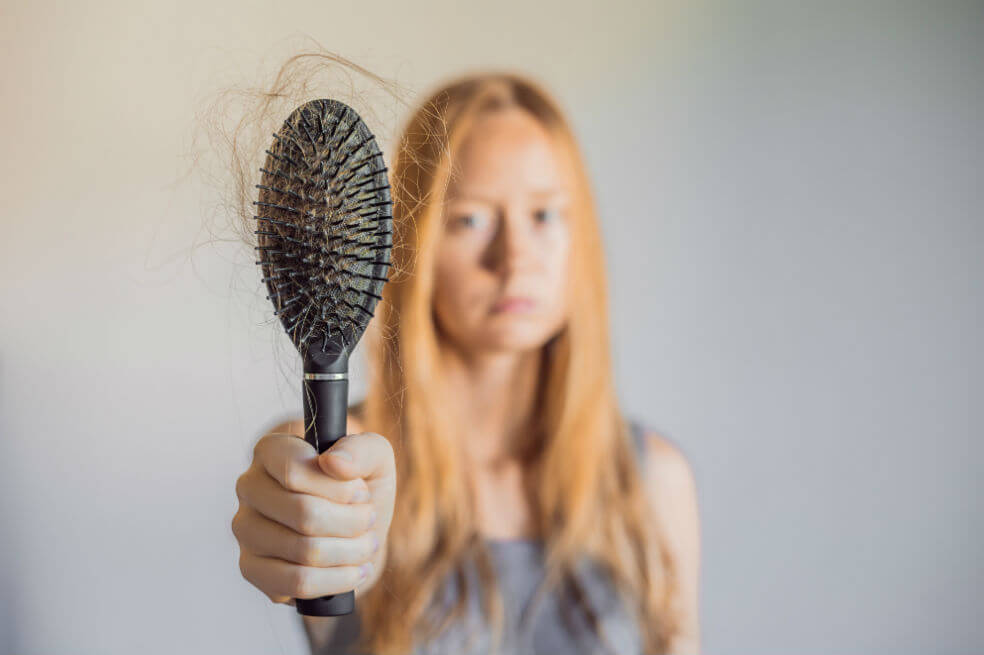 8 razones que te pueden estar provocando la caída del cabello