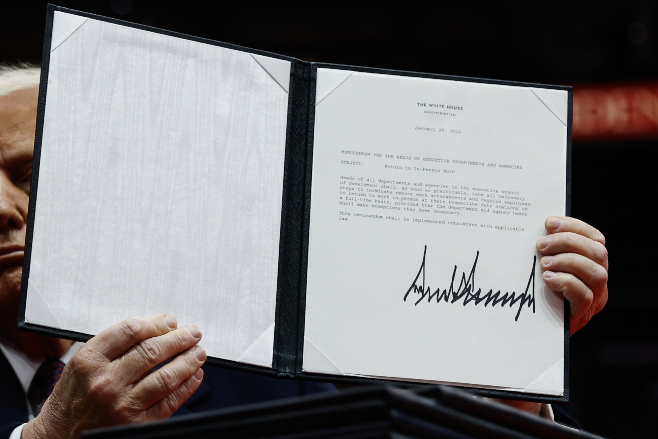 Washington (United States), 20/01/2025.- President Donald Trump holds up an executive order after signing it during an indoor inauguration event at the Capital One Arena in Washington, DC, USA, 20 January 2025. Trump was sworn in for a second term as president of the United States on 20 January. The presidential inauguration was held indoors due to extreme cold temperatures in DC. (Estados Unidos) EFE/EPA/ANNA MONEYMAKER / POOL