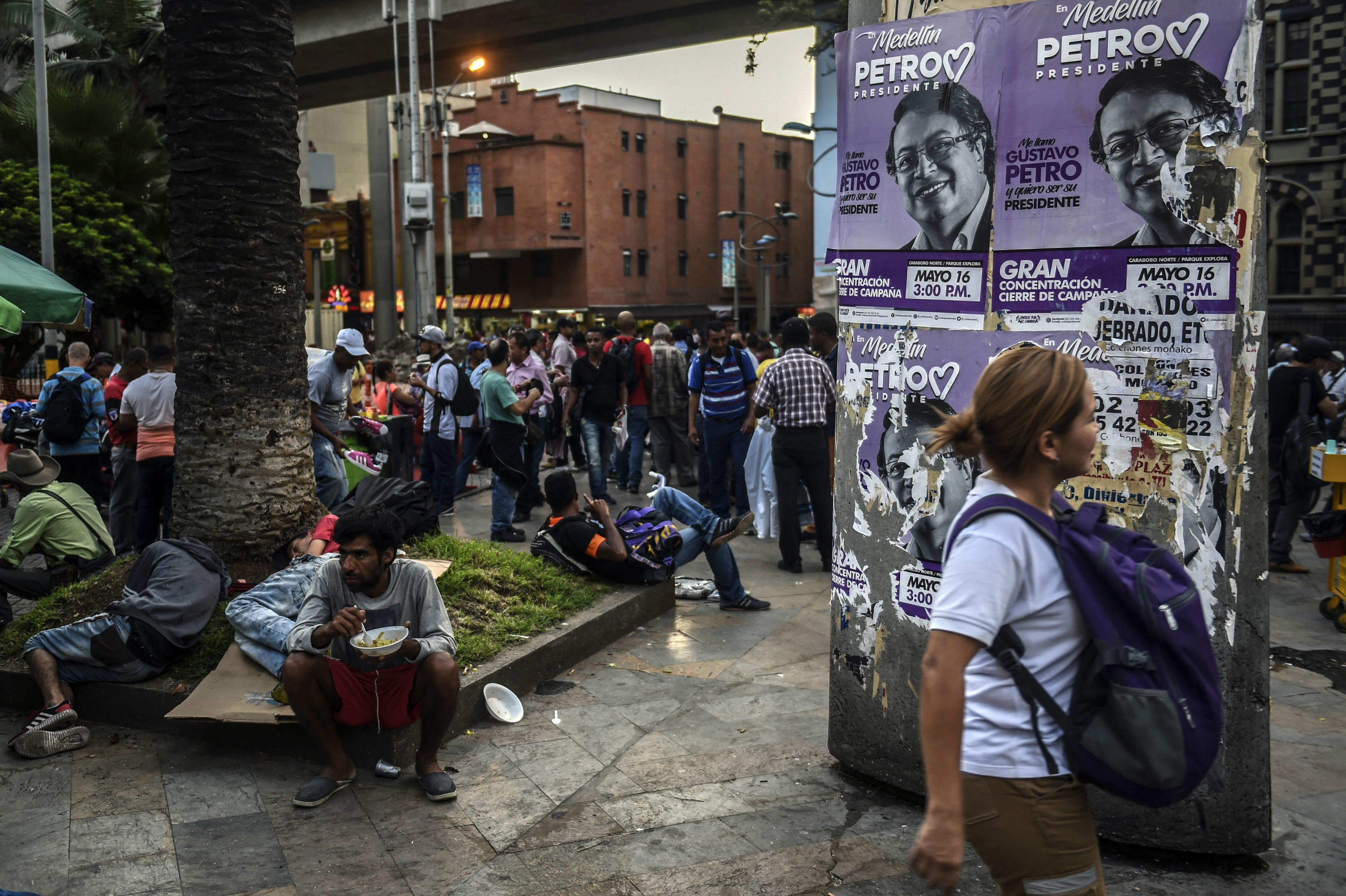 La izquierda de plaza pública y redes que seduce en Colombia  