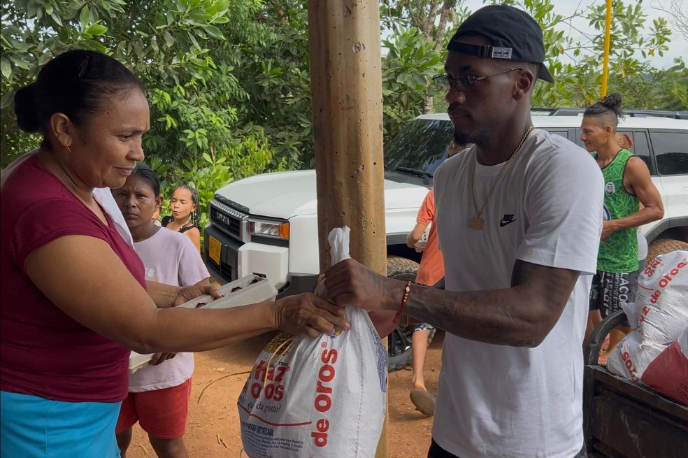 Jhon Jáder Durán repartiendo mercados en Zaragoza (Antioquia).