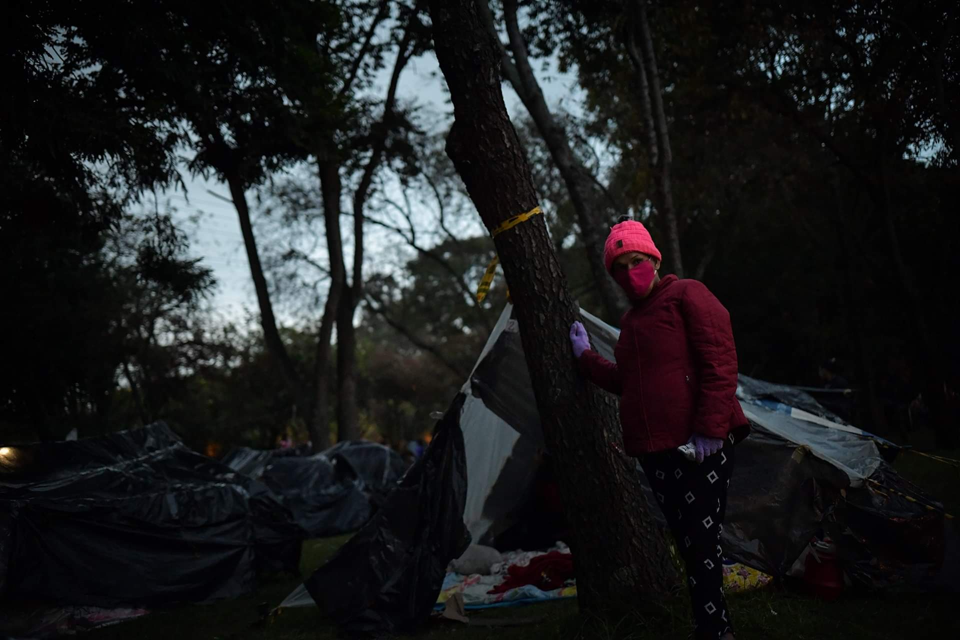 En la intemperie: así viven los venezolanos en la autopista Norte