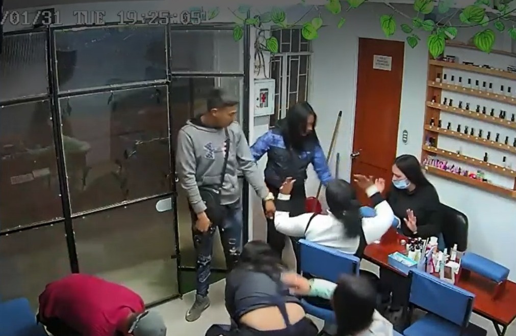 Atraco en un spa de uñas de Bogotá provocó desmayo en una clienta