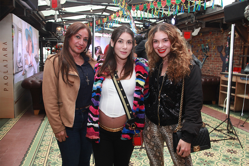 A Donde Estabas tú? mas reciente sencillo de la Cantatante de música popular Paola Jara en el Rooftop de Andrés DC en el centro comercial el retiro.
