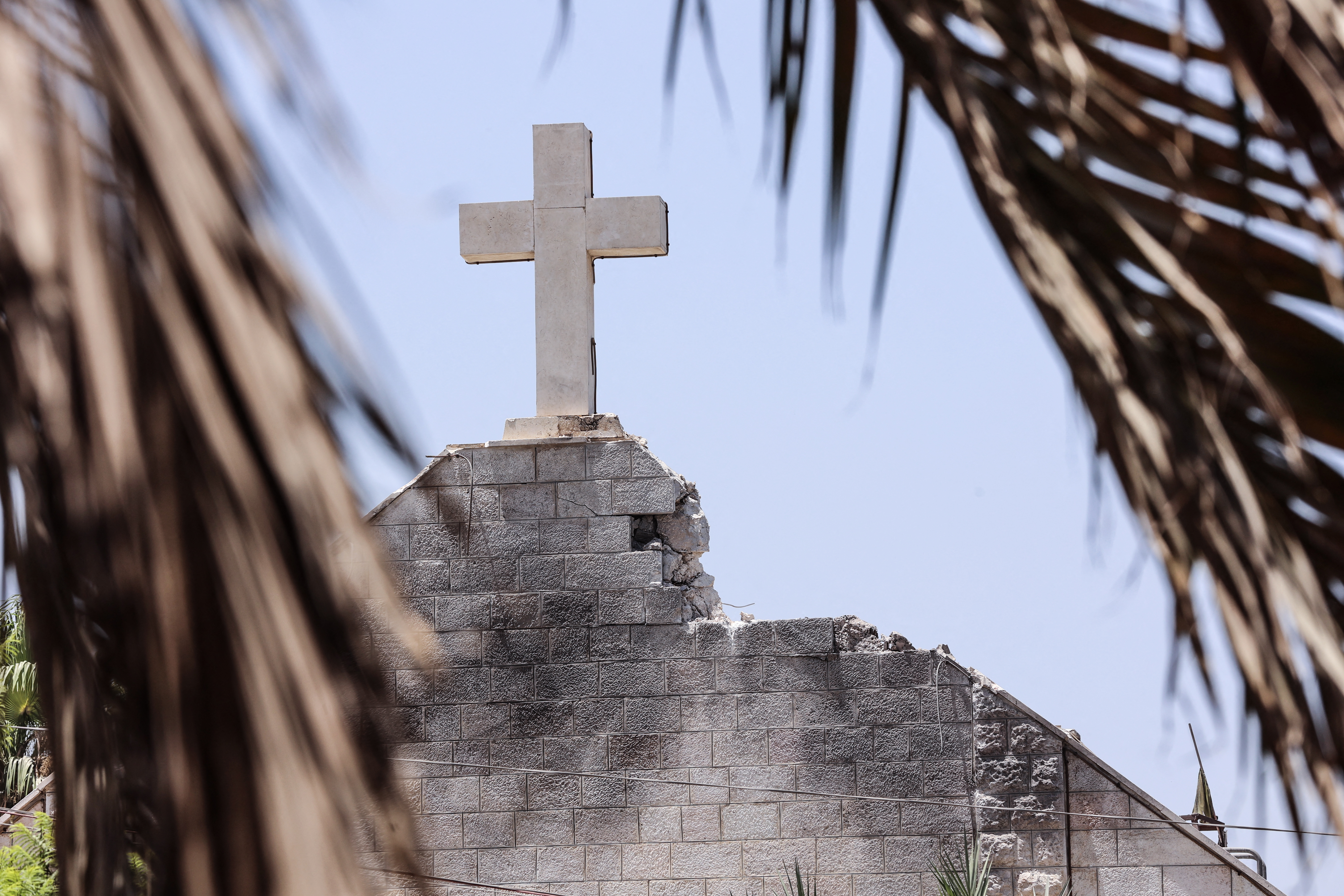 Solo quedó la cruz: así fue el ataque de Israel a única Iglesia católica en Gaza
