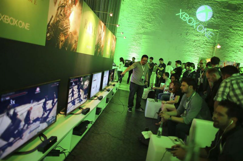 Amantes del videojuego prueban la nueva consola Xbox One durante una presentación de Microsoft en Colonia (Alemania)