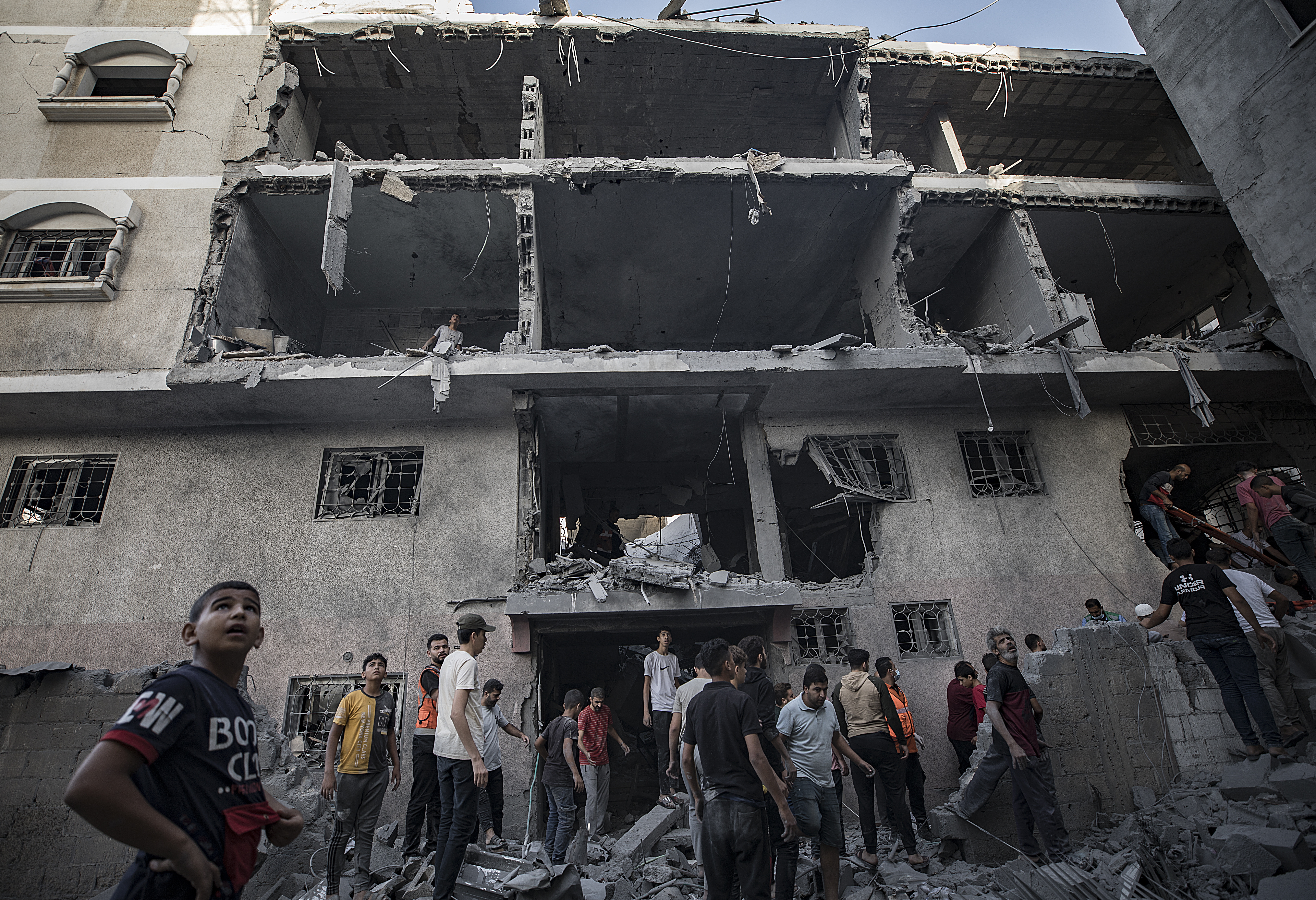 Gaza (---), 07/11/2023.- Palestinians search for bodies and survivors among the rubble of a residential building following an Israeli strike in Khan Younis, southern Gaza Strip, 07 November 2023. More than 10,000 Palestinians and at least 1,400 Israelis have been killed, according to the Israel Defense Forces (IDF) and the Palestinian health authority, since Hamas militants launched an attack against Israel from the Gaza Strip on 07 October, and the Israeli operations in Gaza and the West Bank which followed it. EFE/EPA/HAITHAM IMAD