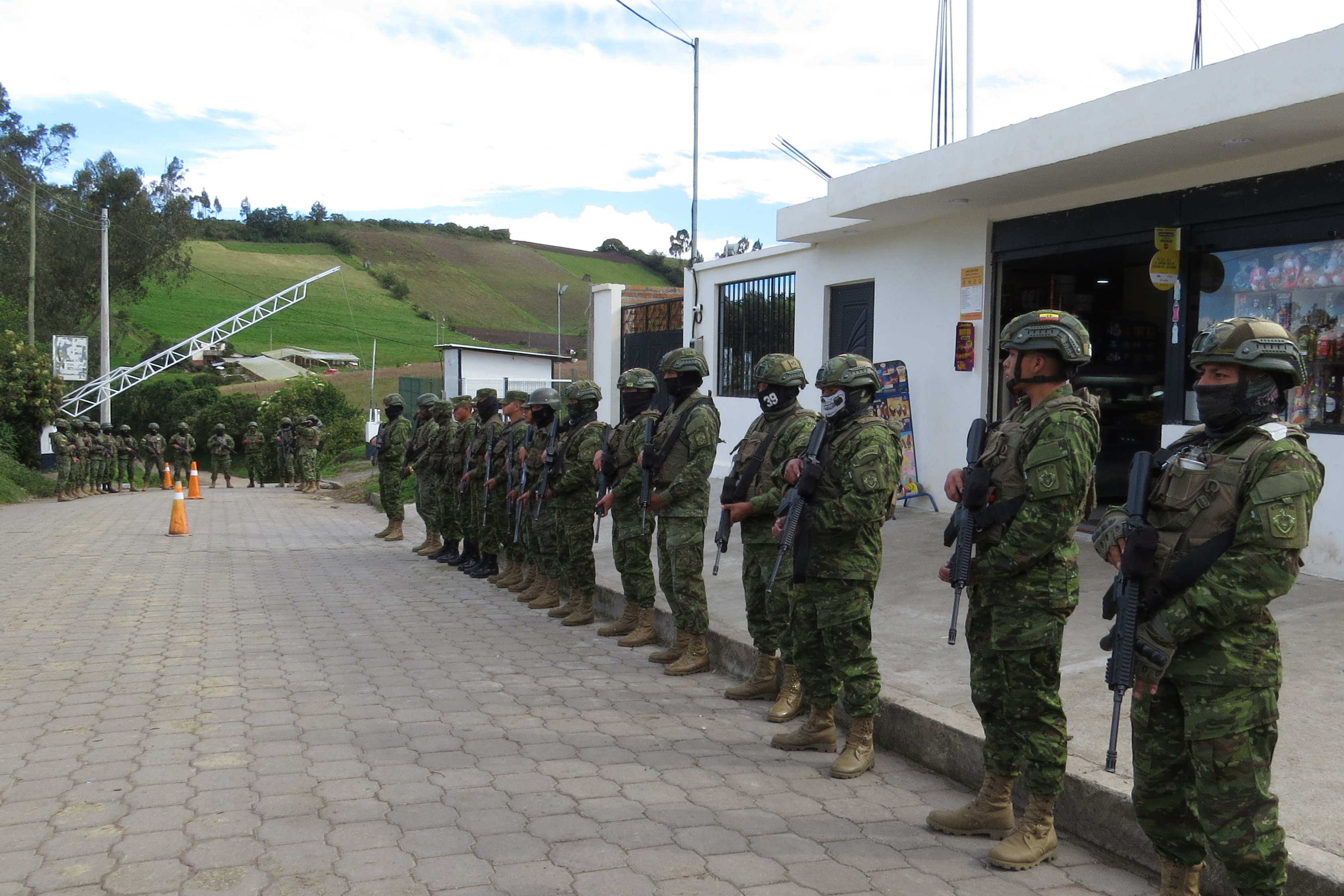 Ecuador va a las urnas en medio de múltiples crisis