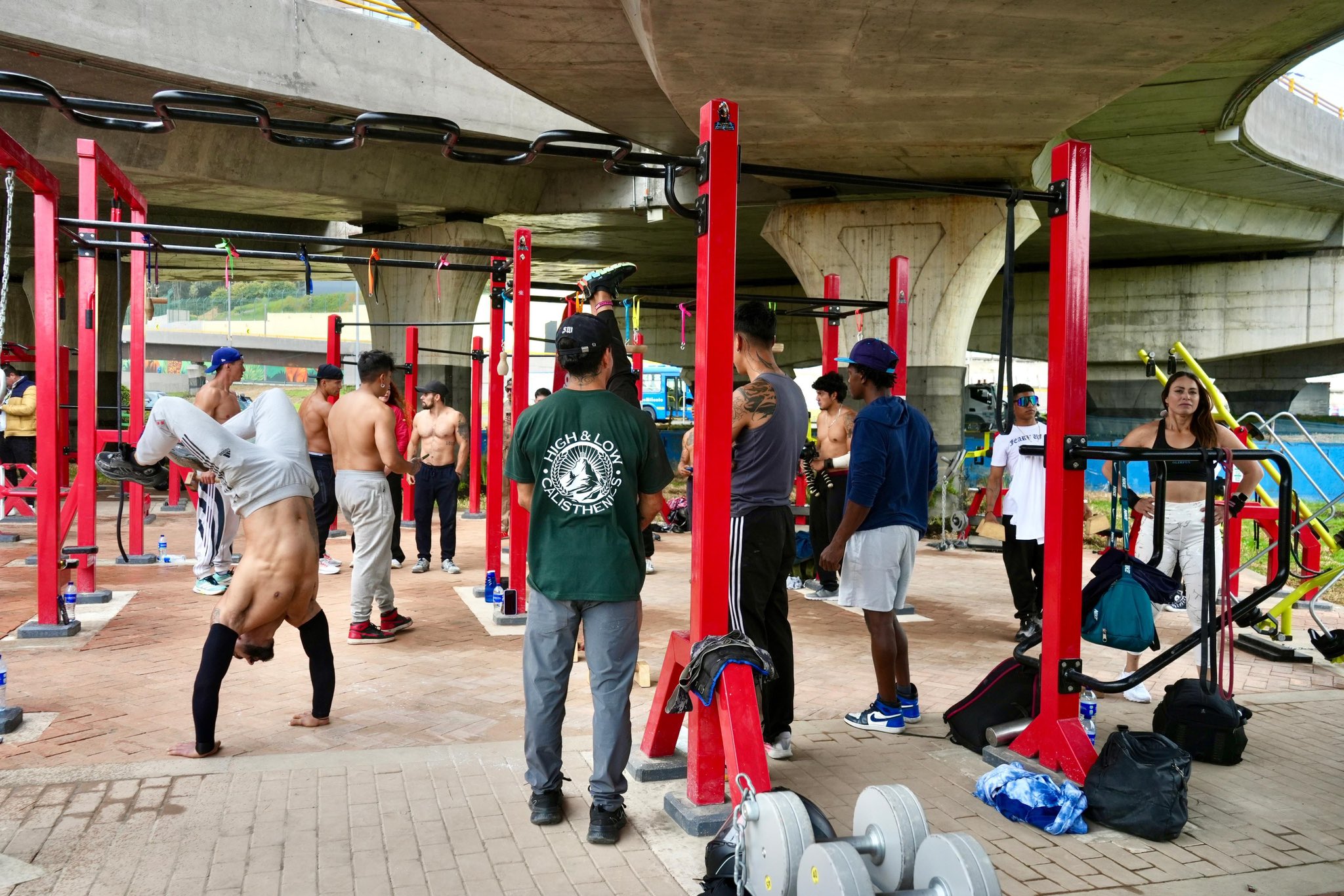 ¿Dónde queda el nuevo gimnasio viral gratis con mancuernas y maquinas de Bogotá?
