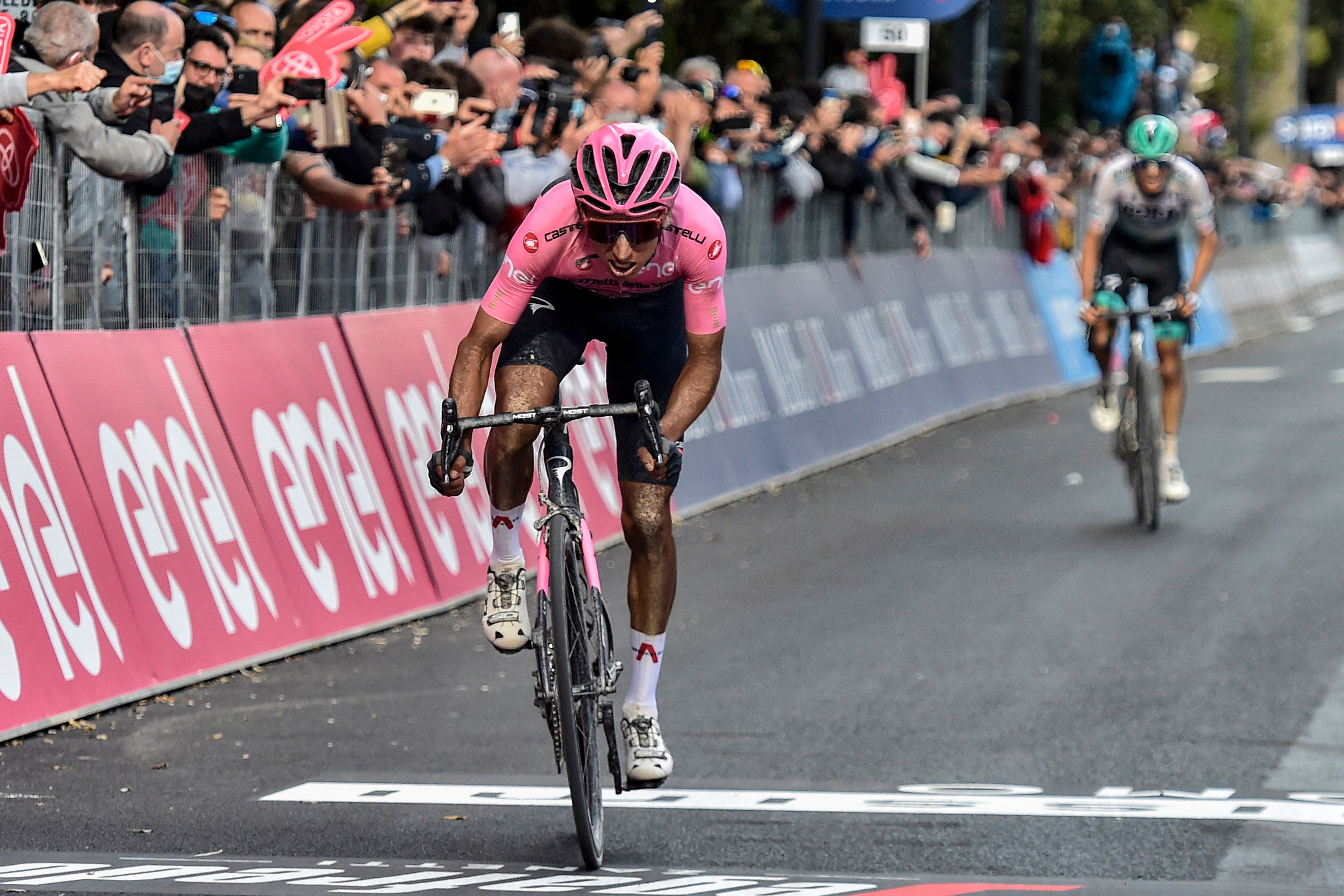 Egan Bernal atacó en el Zoncolan y es más líder que nunca del Giro de Italia