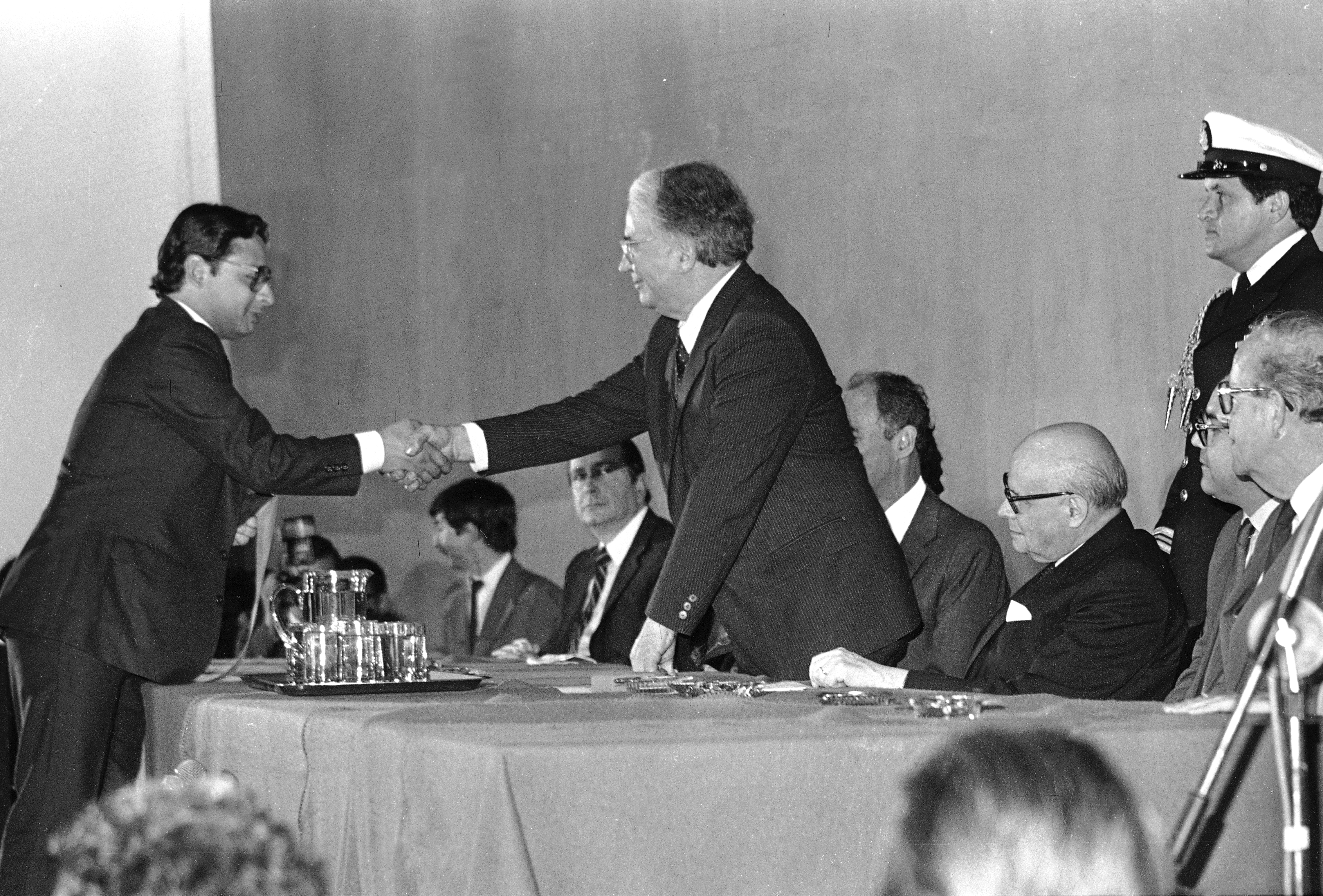 Fabio Castillo recibiendo un reconocimiento del presidente, Belisario Betancur, en los años 80.