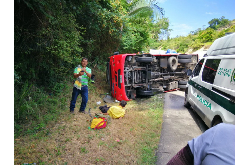 Un muerto y diez heridos deja volcamiento de un bus de servicio público en Tolima