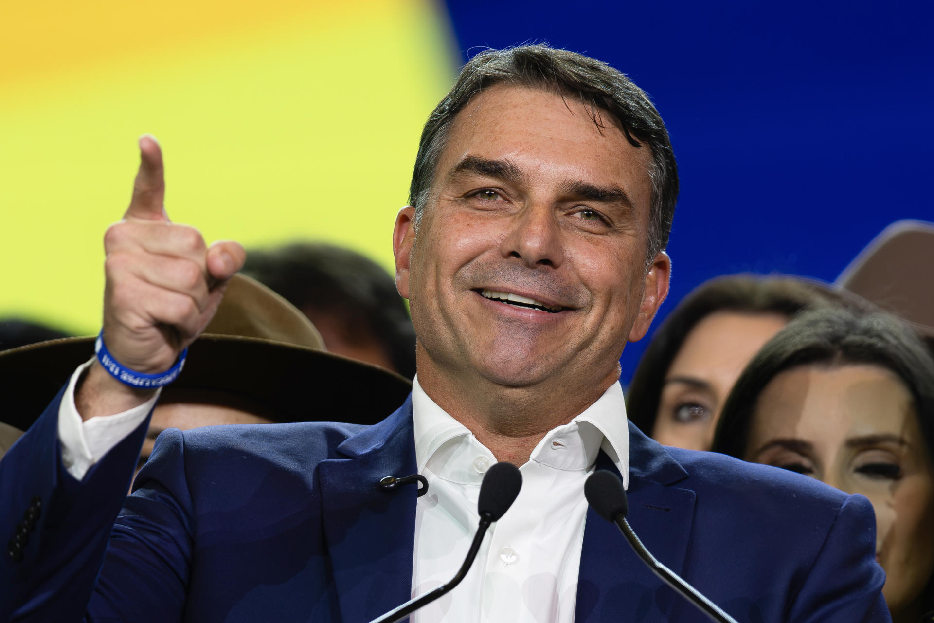 En nombre de su padre, Flávio Bolsonaro oficializa su candidatura presidencial en Brasil