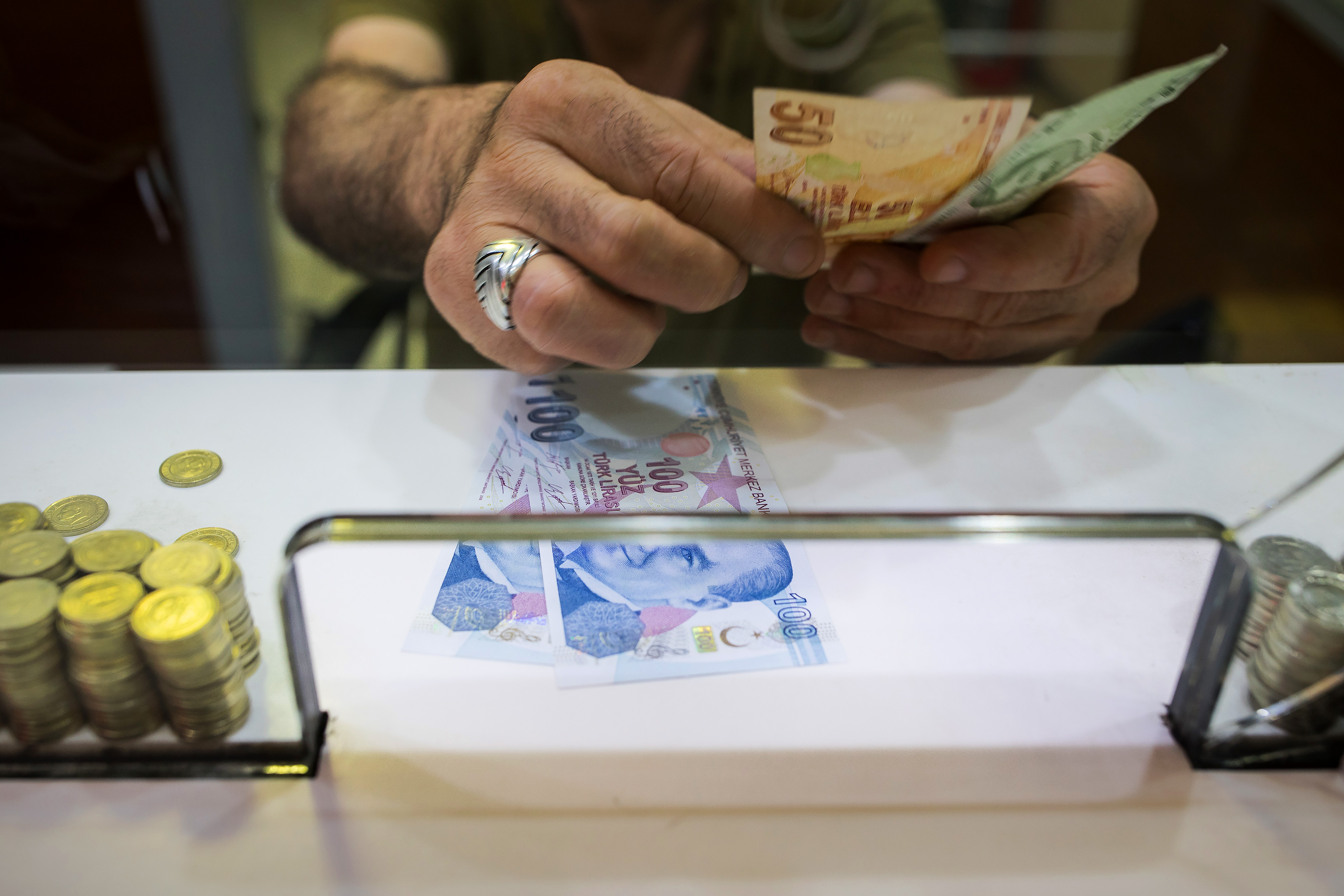 Turquía no da su brazo a torcer y caída de su moneda continúa