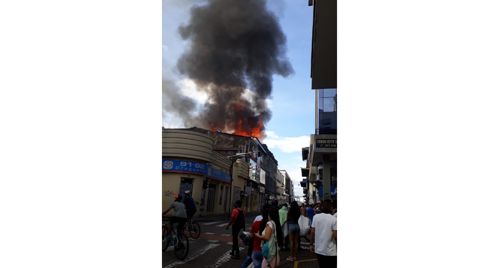 Reportan grave incendio en el centro de Pereira