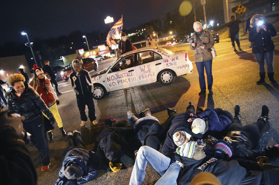 La decisión generó caos en la avenida West Florissant de Ferguson, epicentro de las marchas de agosto. / AFP