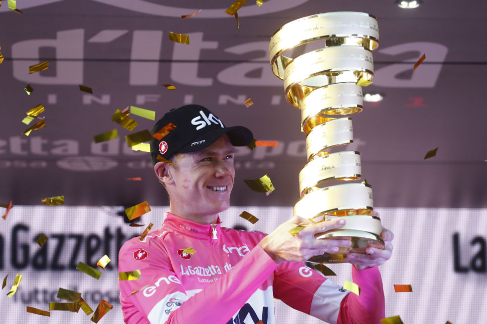 Froome y el trofeo de la "Corsa Rosa" / AFP