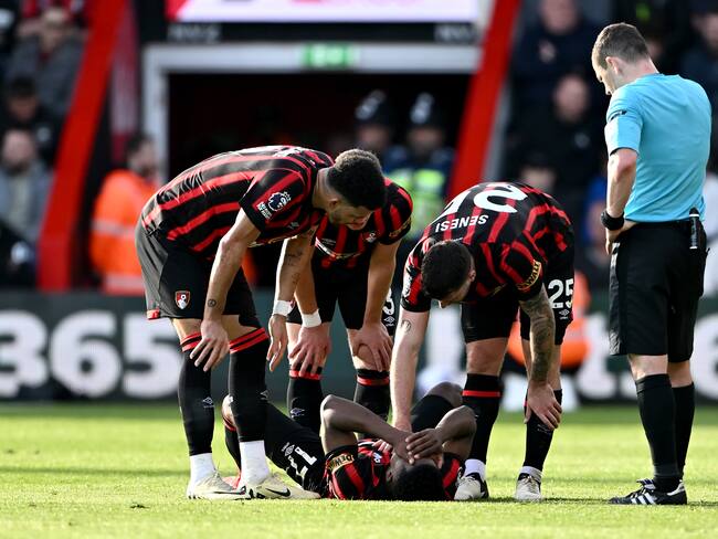 Luis Sinisterra volvió a jugar con Bournemouth y se fue lesionado de nuevo