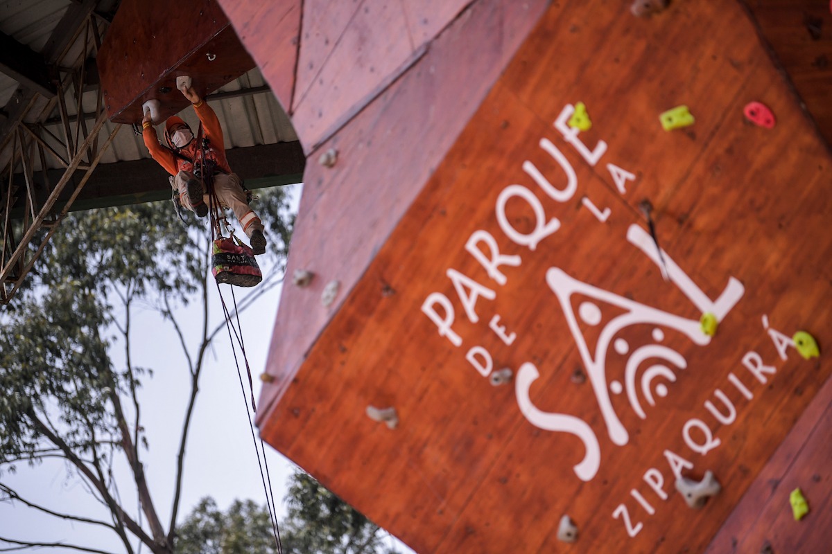 Un hombre sobre un muro de escalada del parque de sal
